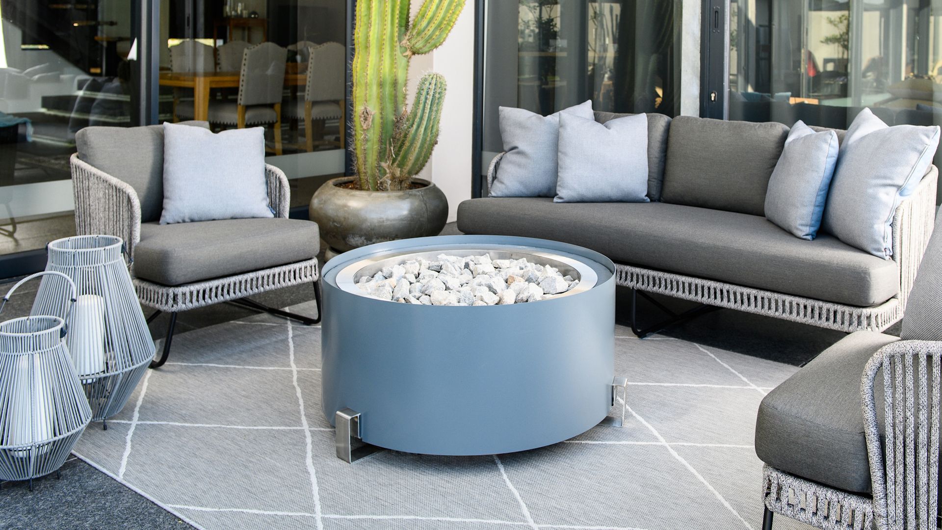 Round Gas Fire Pit with Surround